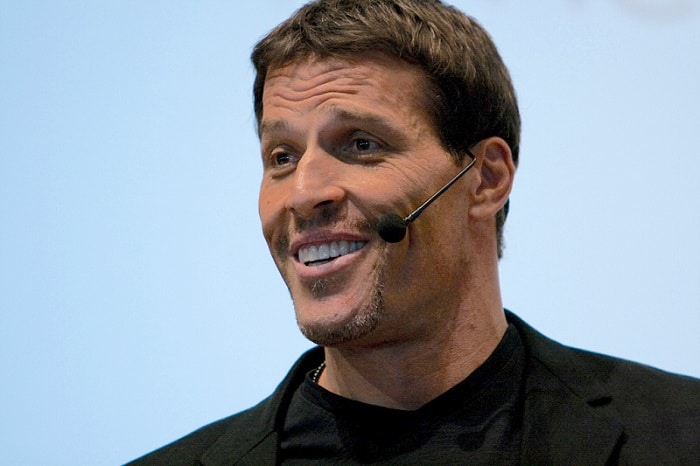 tony robbins speaking at an event